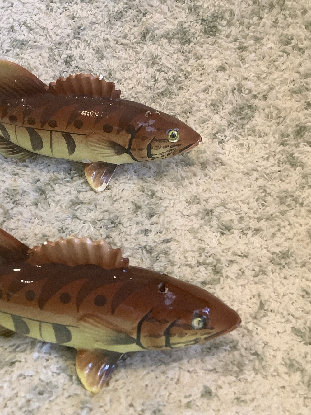 Small Mouth Black Bass Fishing Salt n Pepper Shakers Set of 2 Vintage RS 5.5x 2. - Picture 5 of 16